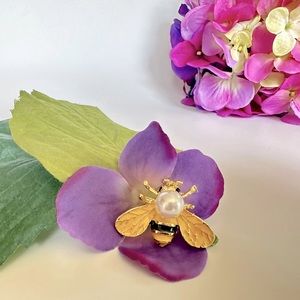 NWT - Spring BEE Brooch Pendant with Gold Tone Metal & Faux Pearl